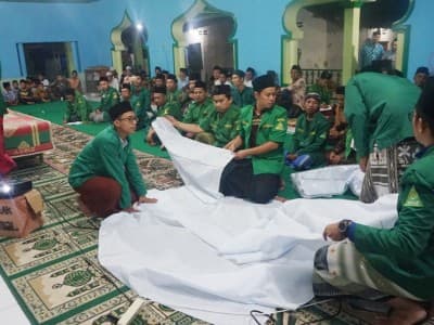 Ansor Lebaksiu Tegal Bekali Kader Cara Mengafani Jenazah