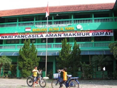 Mbah Liem dengan Pesantren Pancasila Saktinya