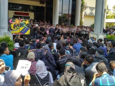 Tuntut Perppu KPK, Latunan Shalawat Warnai Demo Mahasiswa Jember