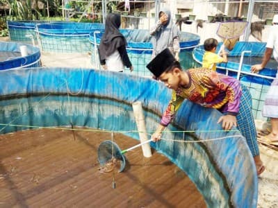 Pesantren Miftahul Huda Semarang Latih Santri Budidaya Lele 