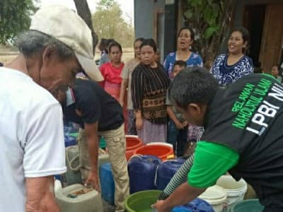 Kekeringan, LPBINU dan Ansor di Brebes Salurkan Air Bersih