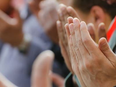 Pentingnya Saling Mendoakan Usai Shalat