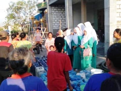 Tak Mau Kalah, Fatayat NU di Gresik Bagikan Air Bersih