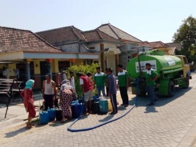 Peduli Kekeringan, Ansor Kawasan Gresik Kirim Air Bersih 