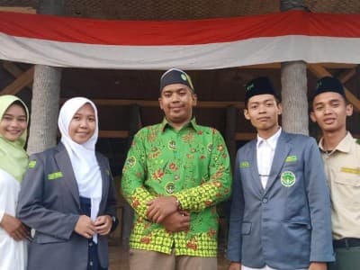 Tiba di Tegal, Zaenul Kader IPNU Surabaya Dihadiahi Batik Motif Tegalan