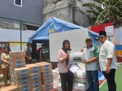LPBINU DKI Serahkan Pakaian dan Sembako untuk Korban Kebakaran di Jakbar