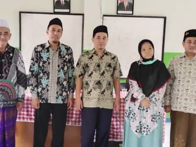 Sekolah Binaan Ma'arif NU Sumedang Ini Berikan Hadiah Umroh Kepada Gurunya