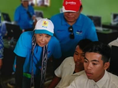 Hadir di Masyarakat, Telkom Renovasi Sekolah hingga Beri Sambungan Elektrifikasi