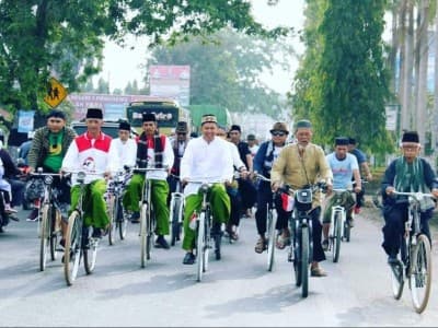 Pakai Sarung, Bupati Pringsewu Pimpin Gowes Santri Nusantara