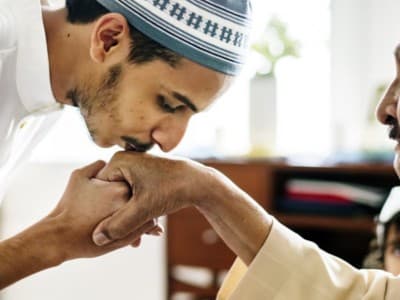 Beda Pendapat Ulama soal Mencium Tangan saat Bersalaman