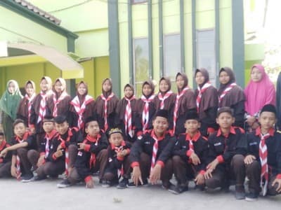 MTs Ma'arif Bojonegoro Asah Kemampuan Bahasa Asing Melalui Kemah