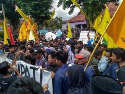 Dinilai Abai, PMII Jember Kembali Demo Bupati Faida
