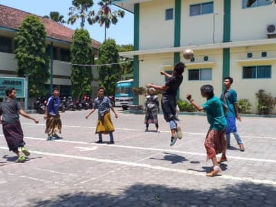 Futsal Sarungan dan Fashion Show Warnai Hari Santri di UIJ