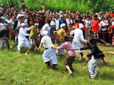 Pembentukan Karakter Masyarakat Bali melalui Tradisi Lisan