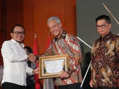 Menaker Beri Penghargaan pada Pimpinan Daerah Berprestasi