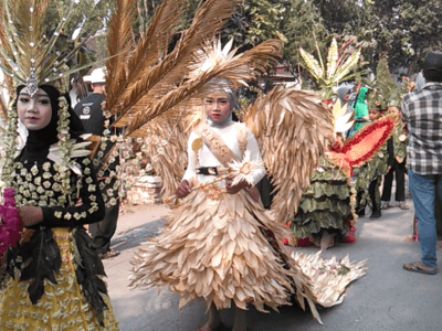 Sambut Hari Santri, SDNU di Jember Gelar Creative Carnaval