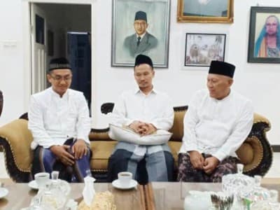 Gus Baha, Mbah Moen dan KH M Hasyim Asyari