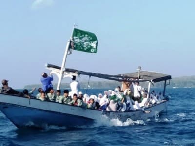 Peringati Hari Santri di Pulau Bawean dengan Mengarungi Laut Lepas 