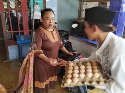 Santri Rawalini Tangerang Berbagi Telur untuk Warga