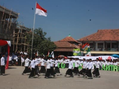 Santri Buntet Adakan Pawai, Upacara dan Ziarahi Makam Kiai Abbas
