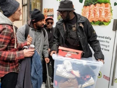 Muslim London Donasikan Ratusan Sepatu Bermerk untuk Tunawisma