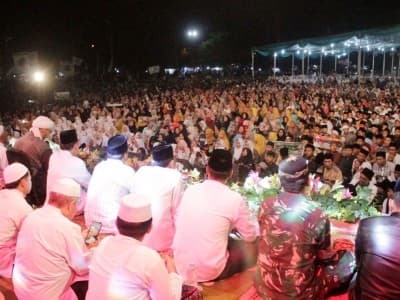 Puluhan Ribu Zahirmania dan Santri Ikuti 'Pekalongan Bershalawat'
