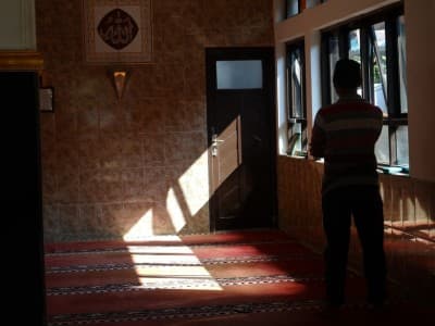 Bernazar Shalat di Masjid X, Bolehkah Dilaksanakan di Masjid Lain?