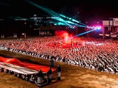 Parade Cahaya Ribuan Santri Putri di Malang untuk Persatuan Indonesia