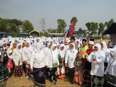 Ribuan Santri dan masyarakat Songgom, Brebes Jalan Sehat Bersarung