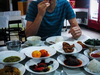 Hukum Mengonsumsi Makanan yang Kehalalannya Diragukan