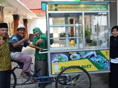 Baznas Trenggalek Bagikan Gerobak kepada Pedagang Jenang Dawet