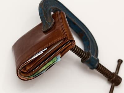 Khutbah Jumat: Ancaman-ancaman bagi Orang Kikir