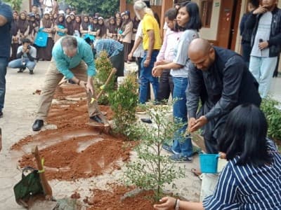 Kampanyekan Eco-Islam, Wahid Fundation-DW Indonesia Tanam Pohon di Pesantren Al-Tsaqafah