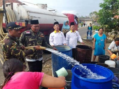 Imbas Kemarau Panjang, Ansor Tulungagung Bagikan Air Bersih 