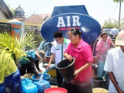 Belum Turun Hujan, LAZISNU di Lamongan Bagikan Air Bersih 