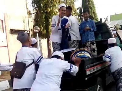 Santri Cirebon Dorong Mobil untuk Ikut Lomba Hadrah Festival Tajug