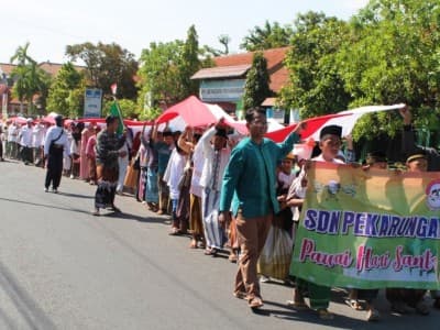 Kirab Bendera Merah Putih Raksasa Meriahkan Maulid di Sidoarjo 