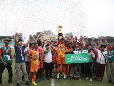 Nur Iman Gondol Piala Bergilir, Mesin Gol, dan Pemain Terbaik Liga Santri 