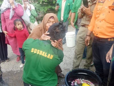 Terharu, Ibunda Peserta Susbalan Sirami Anaknya Saat Pembaiatan