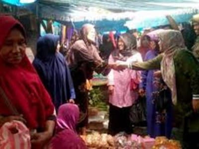 Pola Pendidikan Anak Sambil Berdagang di Sinjai