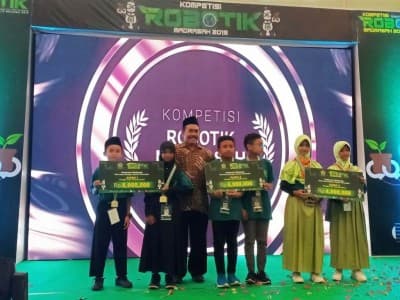 MI Darul Ulum Tuban Juara Pertama Kompetisi Robotik Madrasah Nasional
