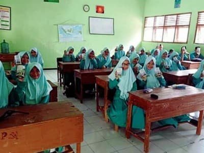 Giliran Pelajar MAN 6 Jombang Disapa Kaleng Kotak Infaq LAZISNU