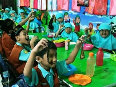 Ratusan Murid MINU di Sidoarjo Makan Ikan Massal