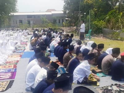 Berharap Hujan, Santri dan Warga di Sidoarjo Gelar Shalat Istisqa