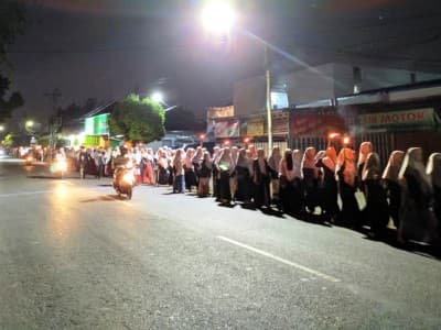 Pawai Obor Meriahkan Maulid Nabi di Ma’had UIN Lampung 