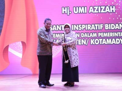 Bupati Tegal Terima Anugerah Santri of The Year 2019