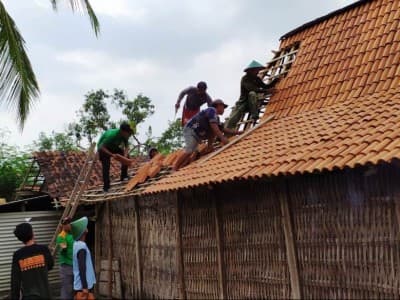 Relawan NU Peduli Ponorogo Terdepan Bantu Korban Musibah Hujan Angin