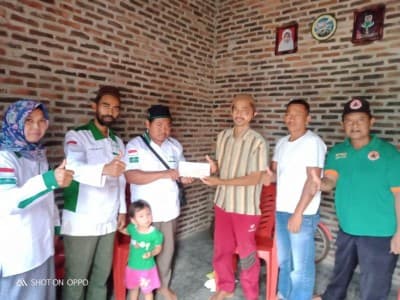 LAZISNU Pringsewu Salurkan Bantuan Pengobatan Pasien Tumor