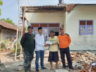 LAZISNU Jombang Bantu Banser yang Rumahnya Kena Puting Beliung