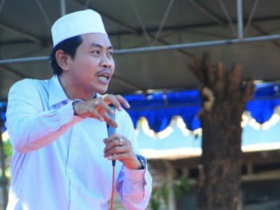 KH Anwar Zahid: Dekat dengan Kiai Cara Becermin kepada Rasulullah